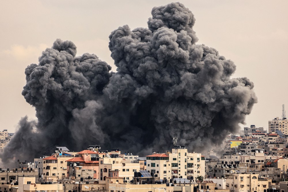Een rookpluim stijgt op boven Gaza-stad tijdens een Israëlische luchtaanval 